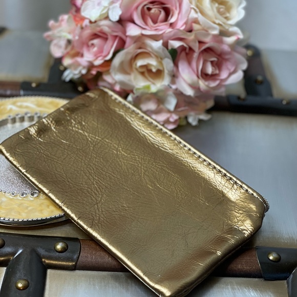 Chic Metallic Soft Gold Leather Bag with Zipper Closure adding a Touch of Glam - Picture 8 of 11